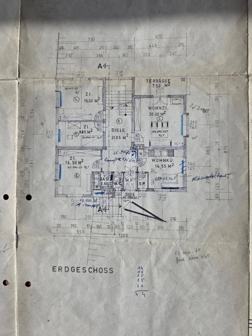 Handgezeichneter Grundriss des Erdgeschosses mit Raumaufteilung und Maßen.