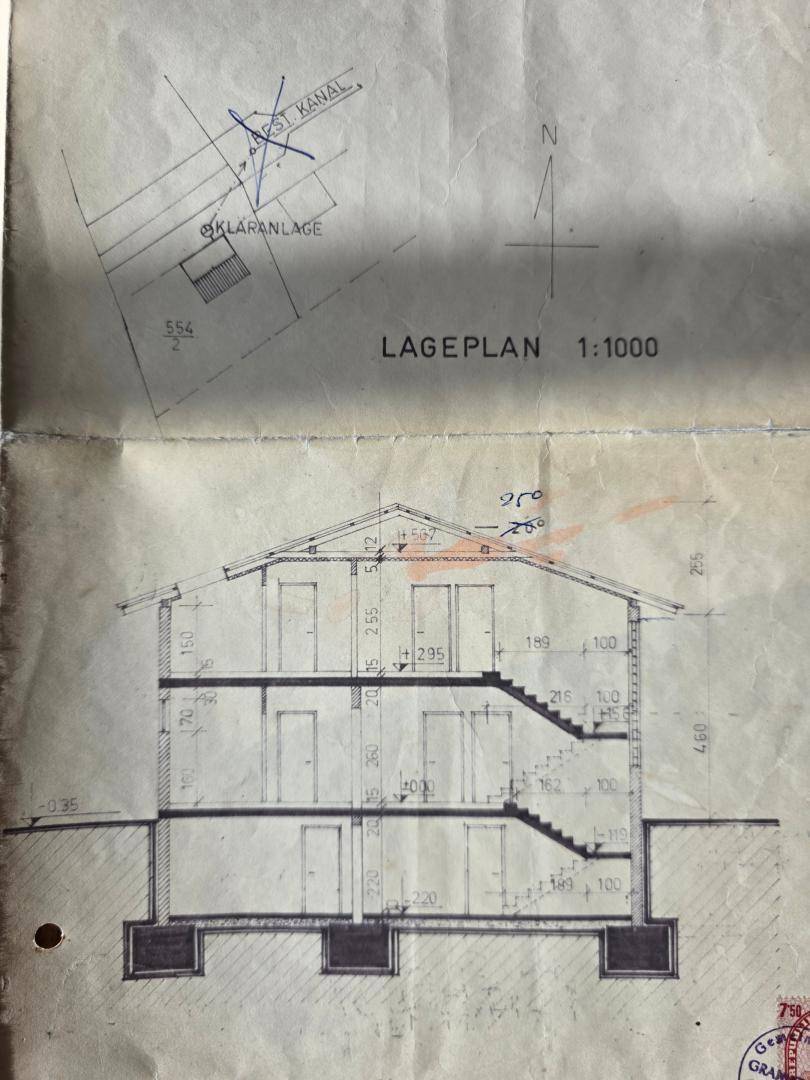 Architektonische Zeichnung mit Lageplan und Gebäudeschnitt, zeigt die Struktur des Hauses.