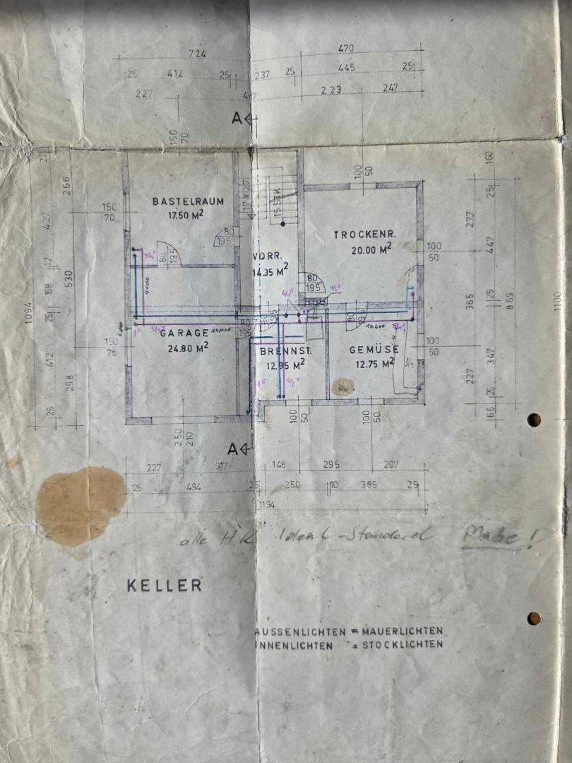 Handgezeichneter Grundriss des Kellers mit Bastelraum, Trockenraum und Garage.