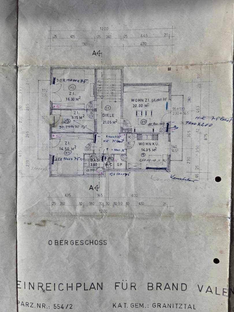 Handgezeichneter Grundriss des Obergeschosses mit Zimmern und Badezimmer.