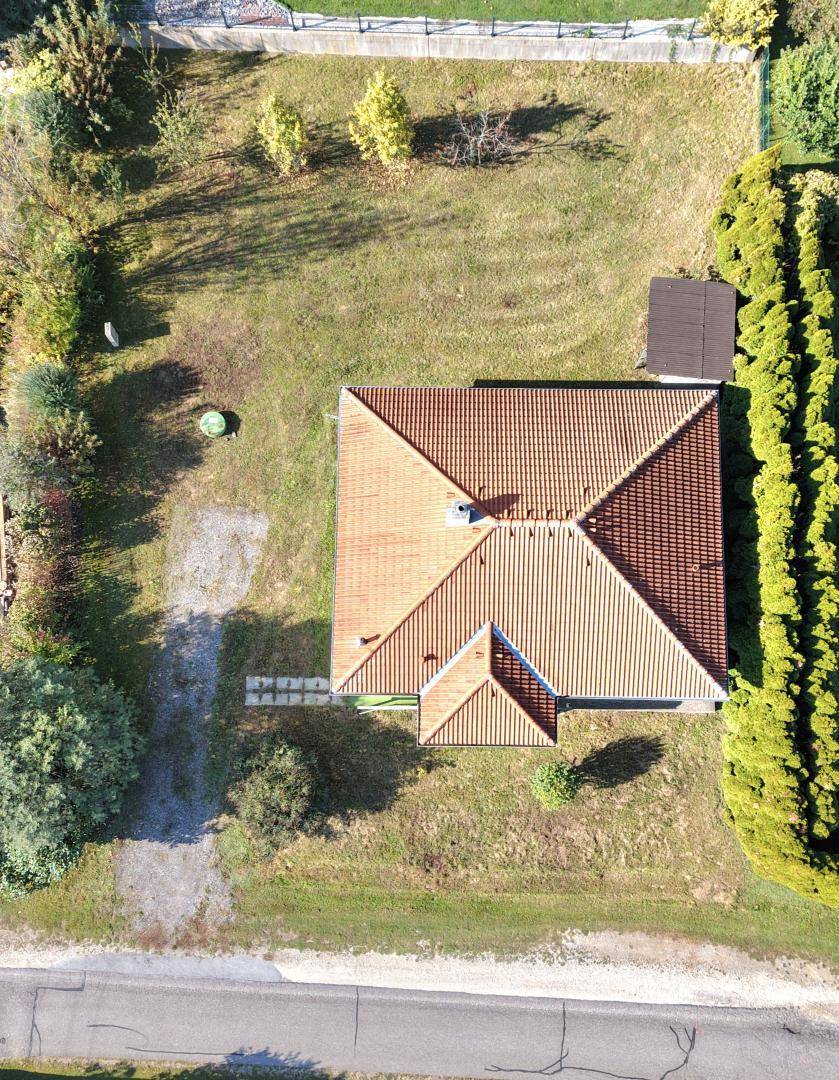 Direkte Draufsicht auf das Haus mit Ziegeldach und umliegendem Grundstück.