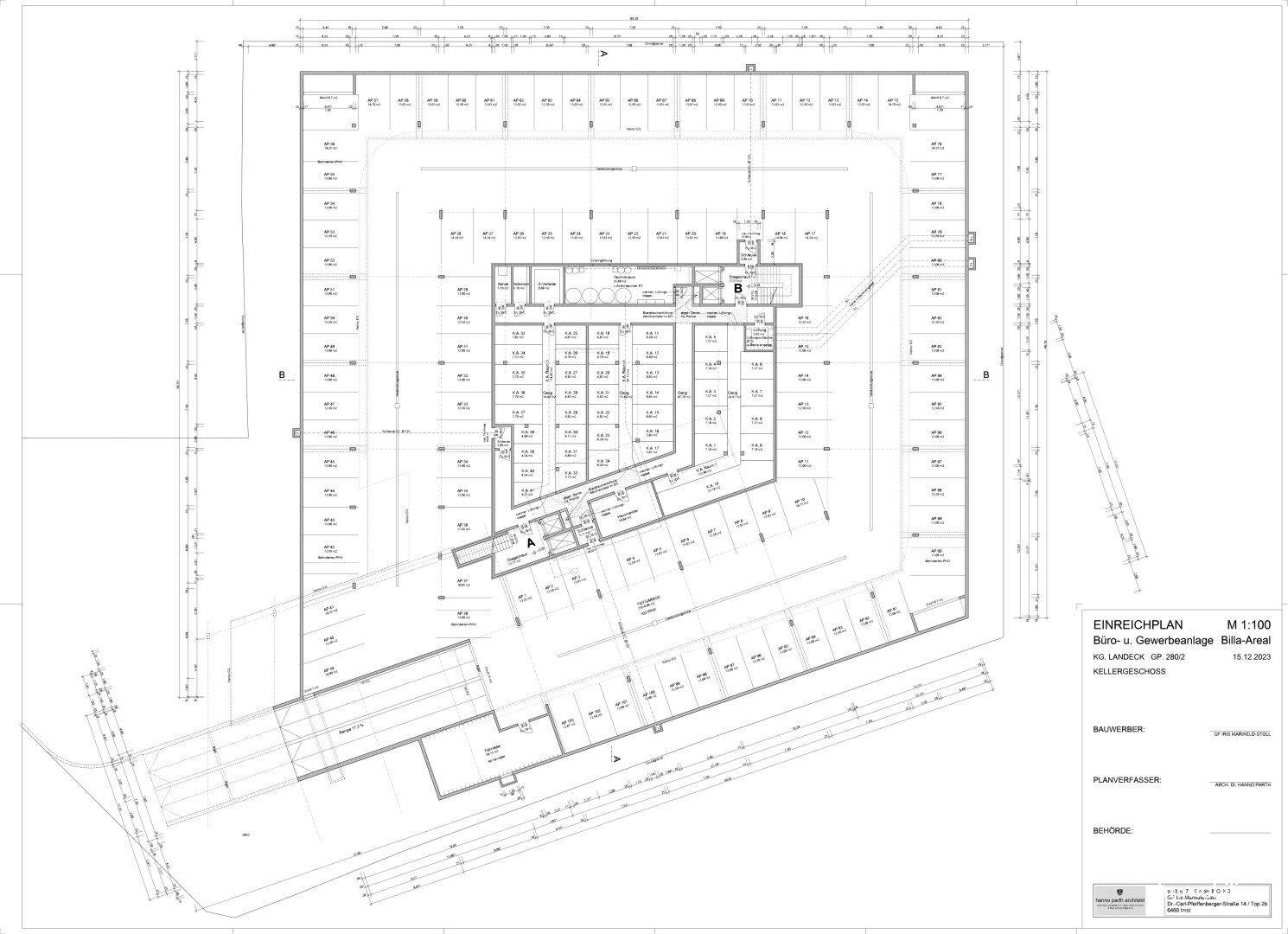 Grundriss des Kellergeschosses mit zahlreichen Parkplätzen und der Anordnung der unterirdischen Bereiche des Gebäudes.