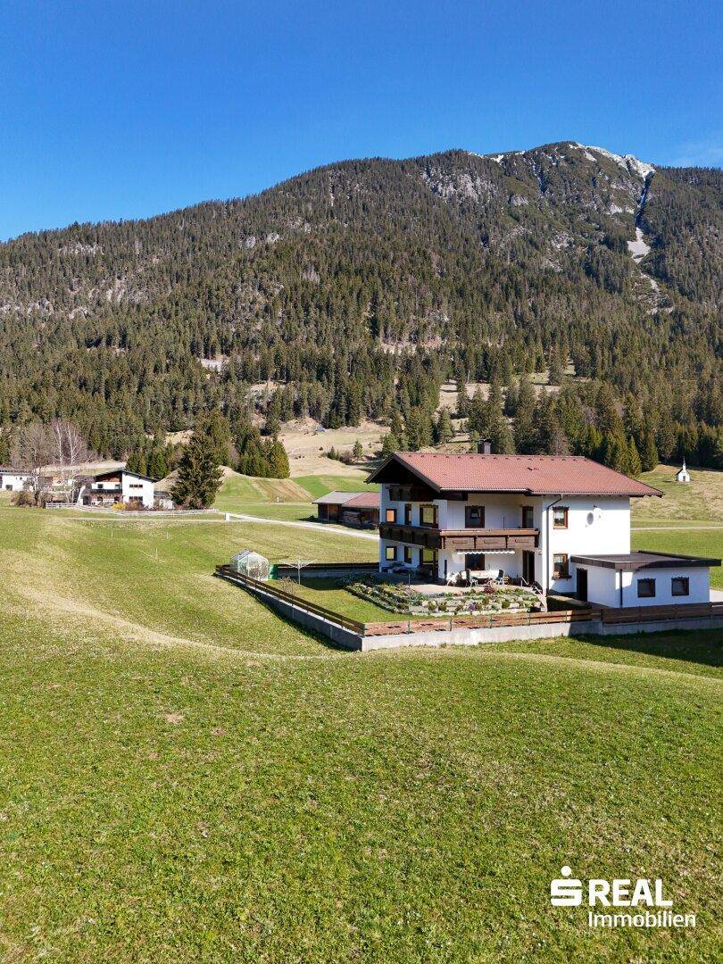 Charmantes Haus in ländlicher Umgebung mit Bergblick und gepflegtem Gartenbereich.