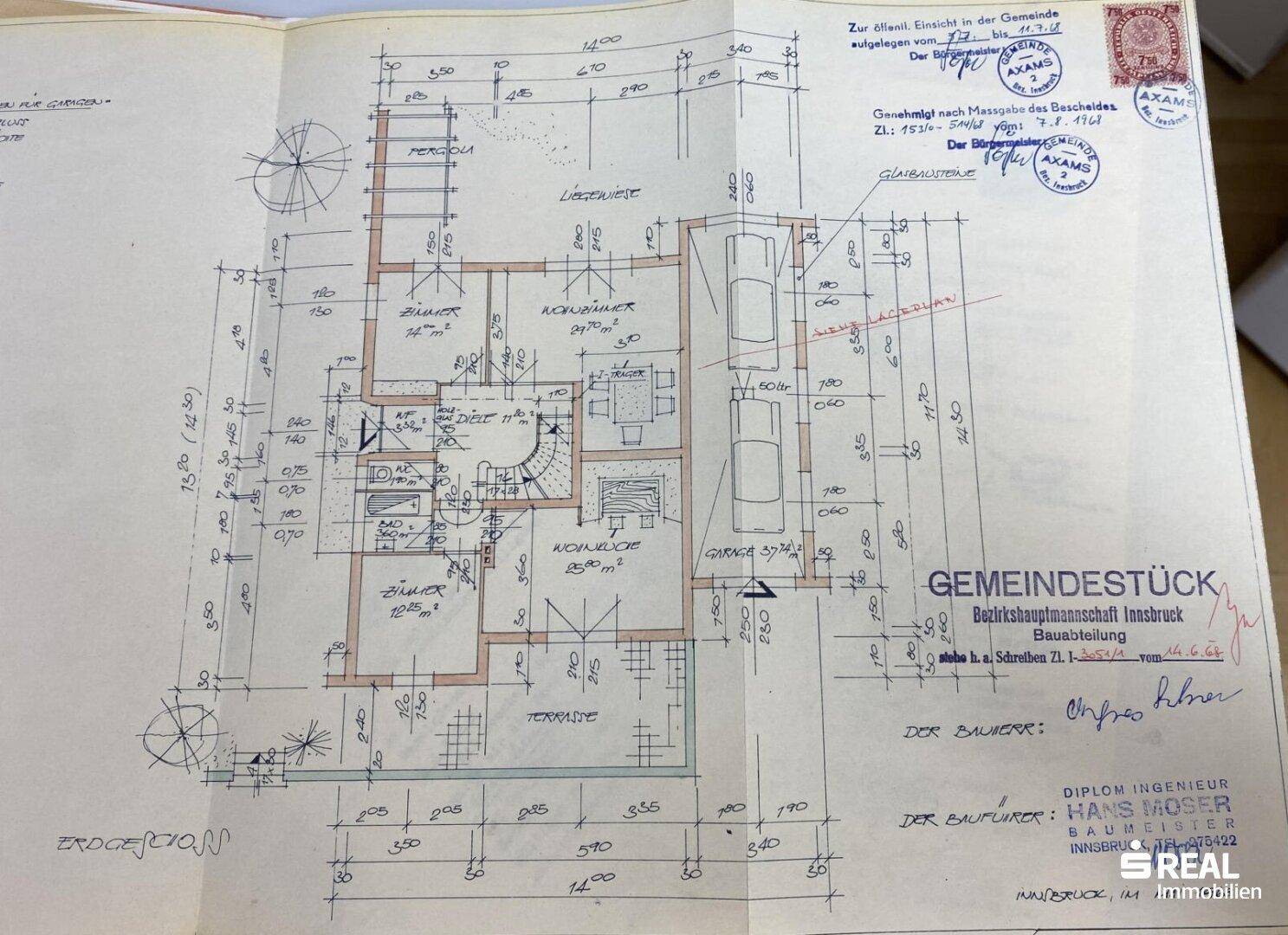Grundriss des Erdgeschosses mit Wohnbereich, Küche, Terrasse und Garage.