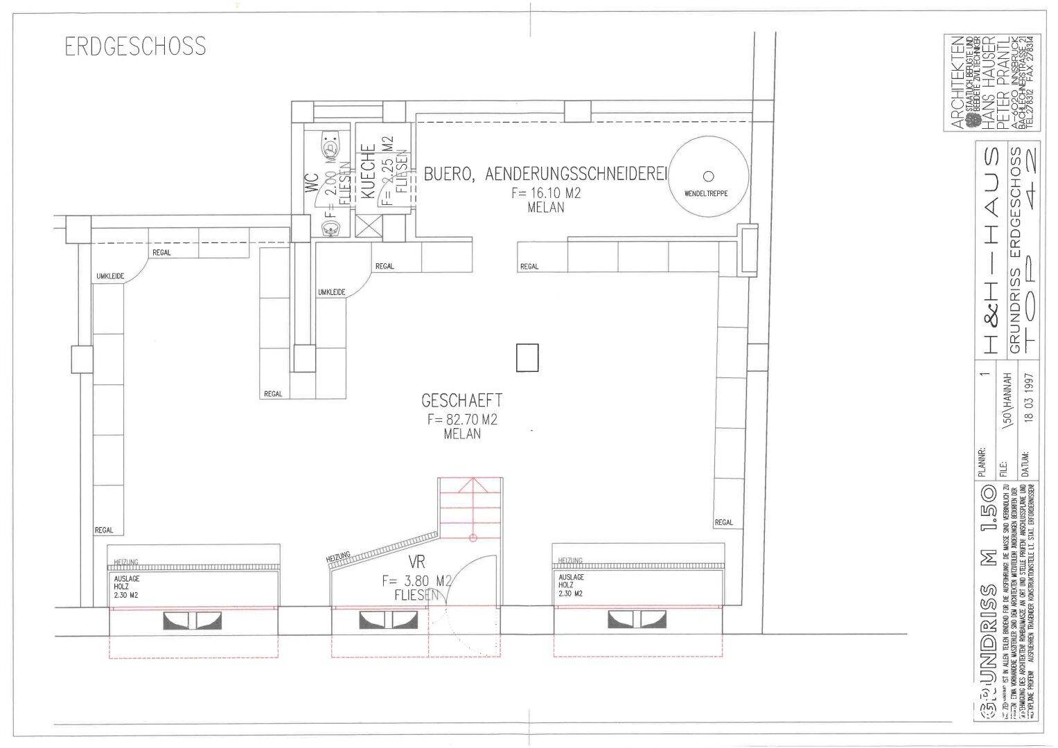 Grundriss des Erdgeschosses mit offenem Bereich, WC und kleiner Küche.