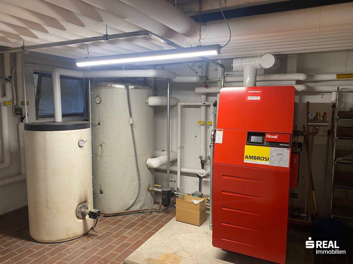 Technikraum mit Heizungsanlage und Warmwasserspeichern, gut organisiert und funktional.