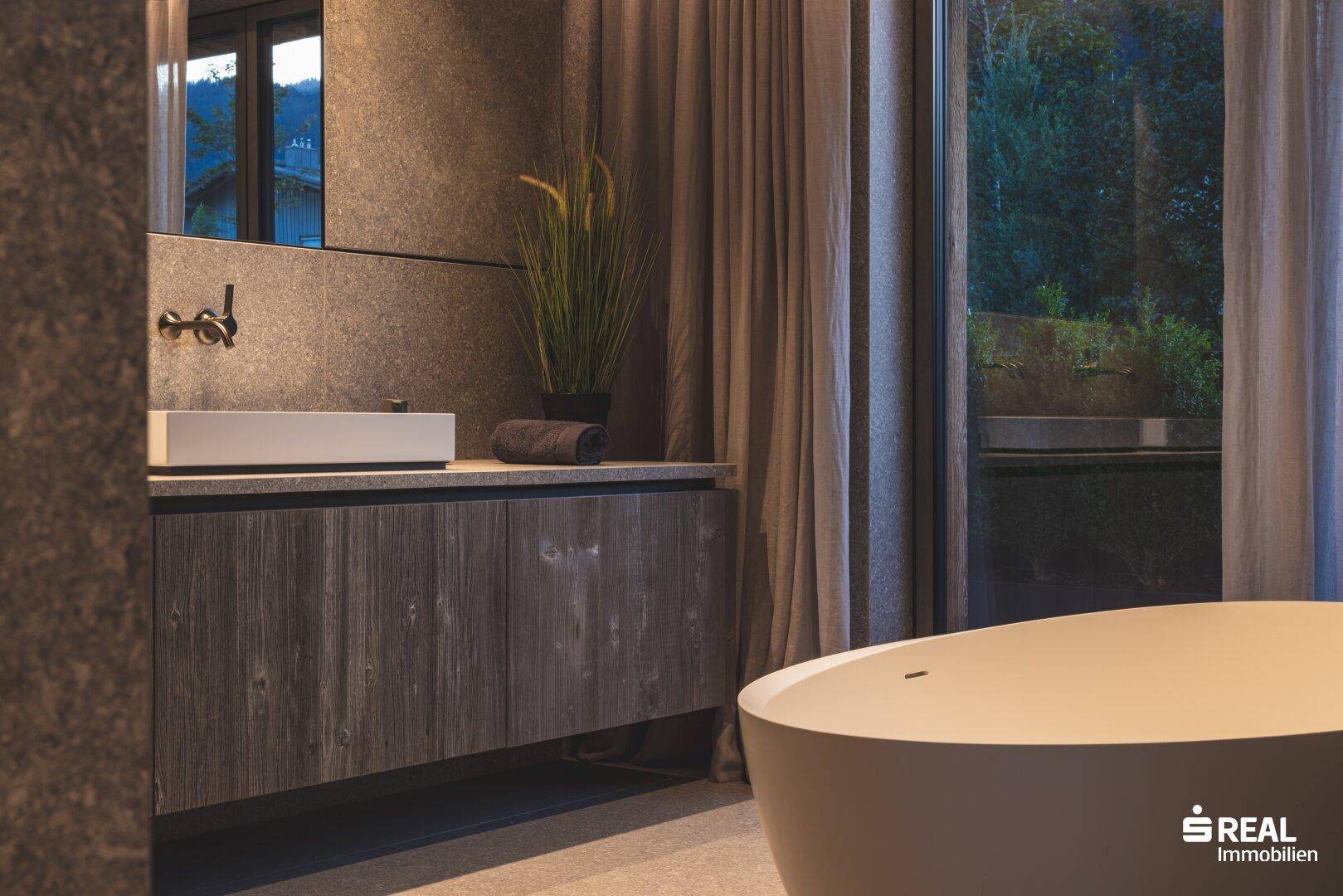 Elegantes Badezimmer mit freistehender Badewanne, Holzwaschtisch und großem Fenster.