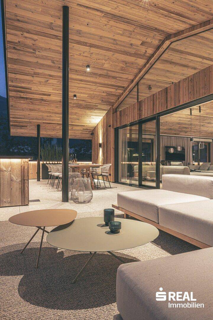 Große überdachte Terrasse mit Lounge-Möbeln, Essbereich und Holzdach für entspannte Abende.