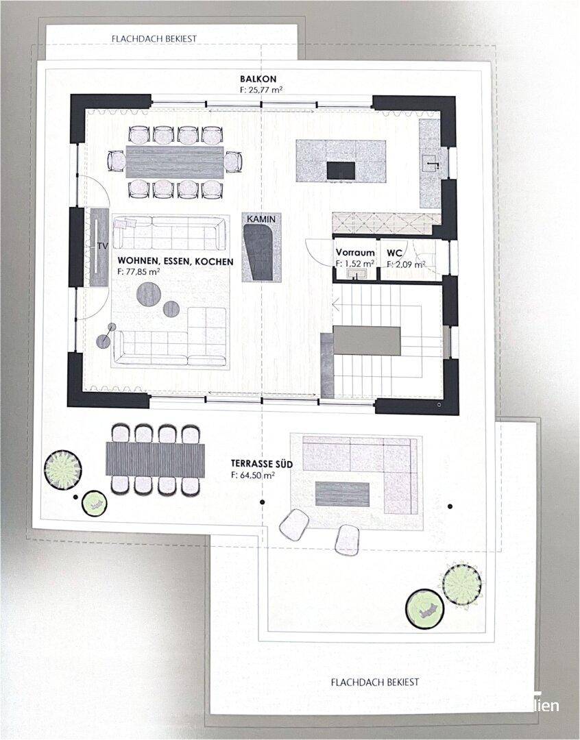 Grundriss des Obergeschosses mit offenem Wohn-, Ess- und Kochbereich, Kamin und Balkon.