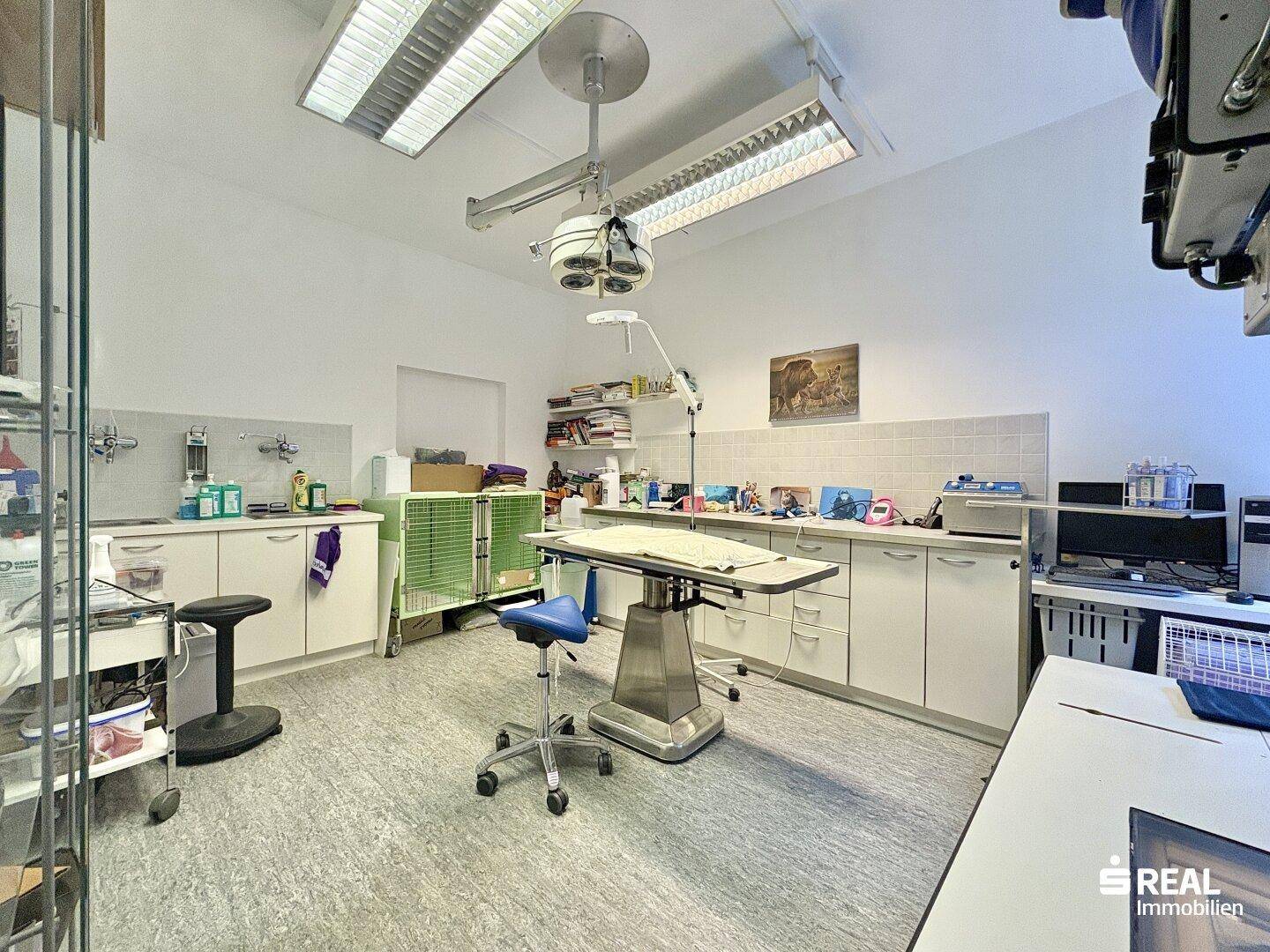 Funktionaler Behandlungsraum mit medizinischer Ausstattung, Arbeitsflächen und spezieller Beleuchtung.