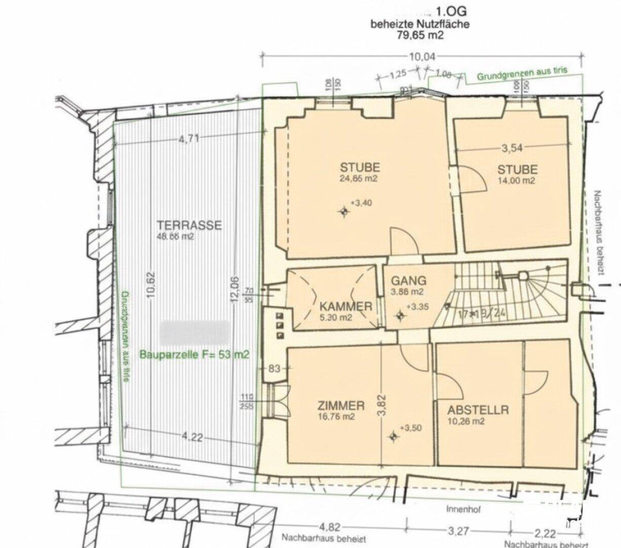Grundriss des ersten Obergeschosses mit Wohnräumen, Abstellraum und großer Terrasse.