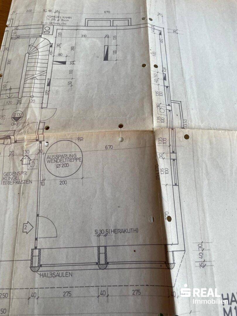 Alter Bauplan mit detaillierten Maßen und einer Wendeltreppe im Eingangsbereich.