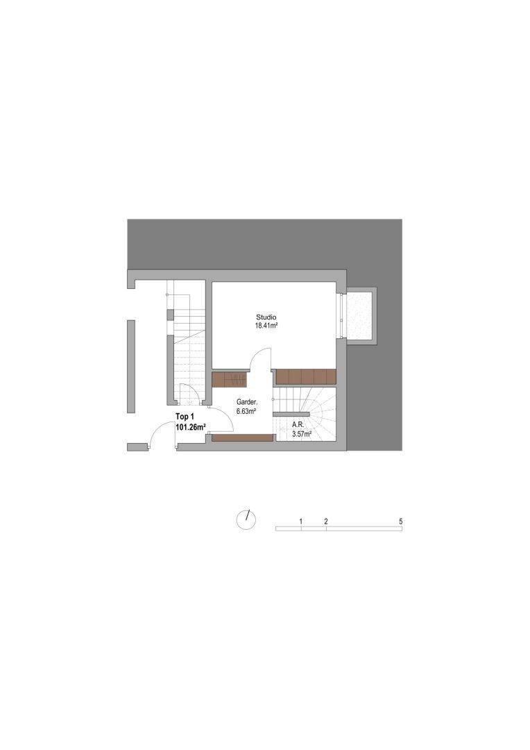 Grundriss des Untergeschosses mit Studio, Garderobe und Abstellraum.