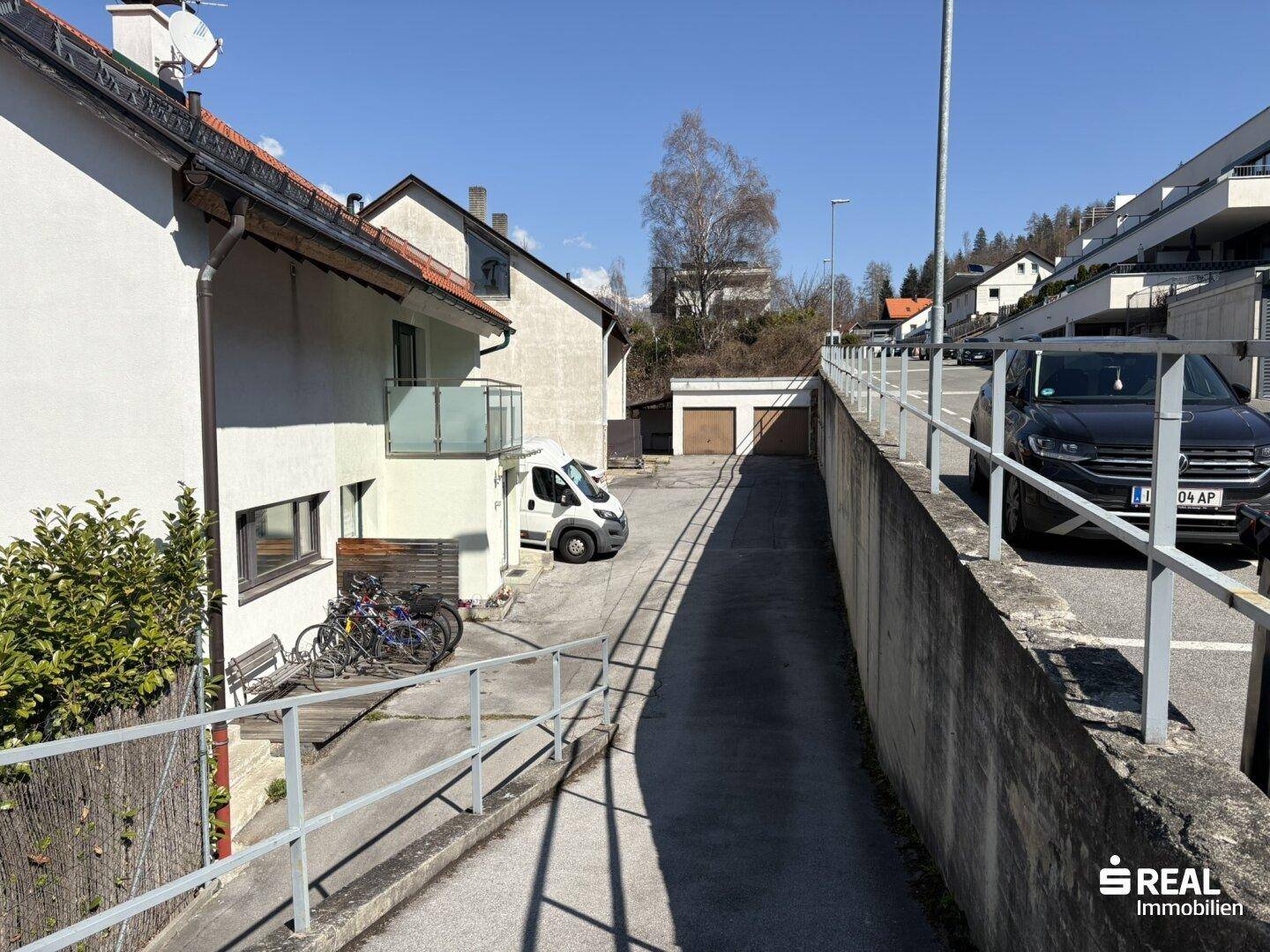 Sanierungsbedürftige Doppelhaushälfte Mentlberg - Ansicht 2