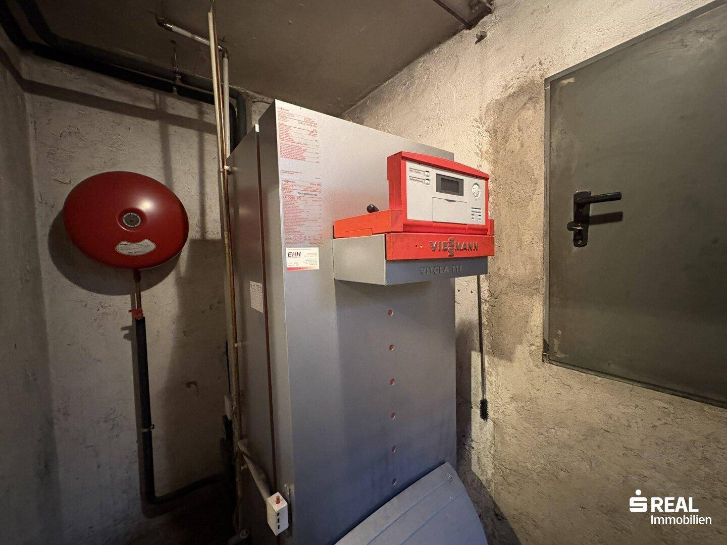Heizungsraum im Keller mit einem Viessmann Heizsystem und zugehörigen Installationen.