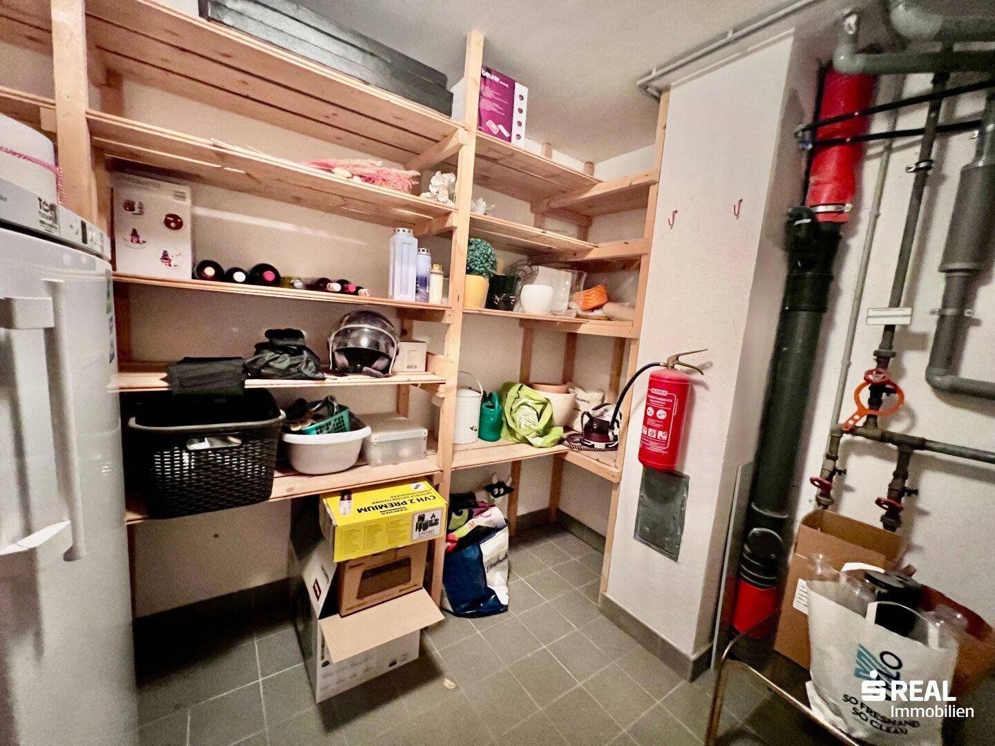 Geräumiger Abstellraum im Keller mit Holzregalen für vielseitige Lagerung von Vorräten und Gegenständen.