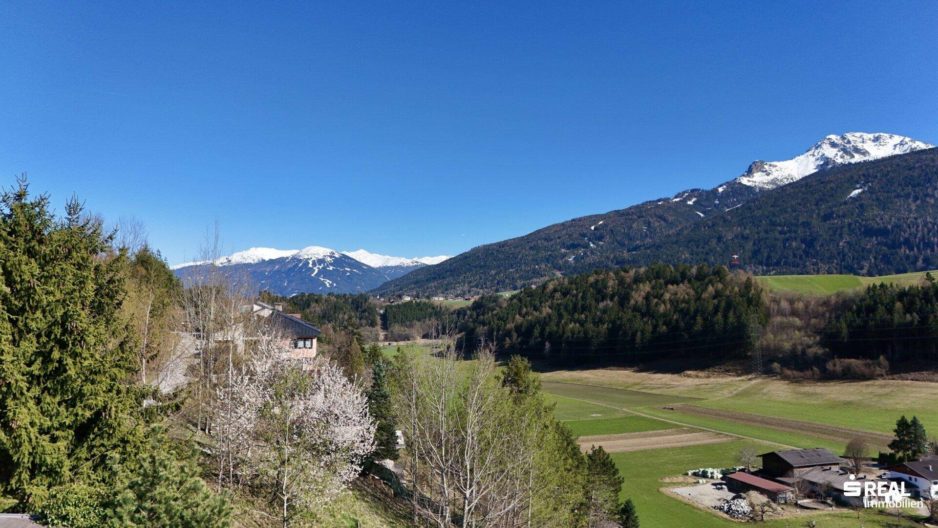 Baubescheid: Projektiertes Grundstück mit unverbaubarer Panoramaaussicht in Sonnenhanglage von Omes bei Axams - Ansicht 5