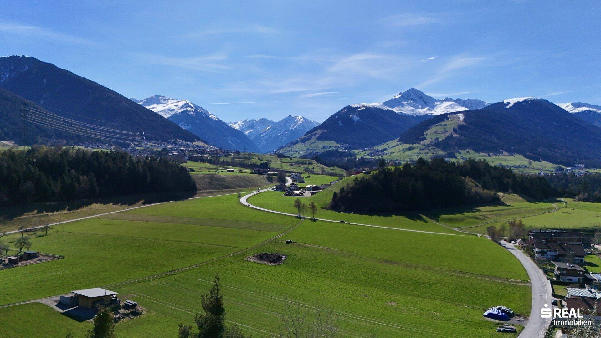 Baubescheid: Projektiertes Grundstück mit unverbaubarer Panoramaaussicht in Sonnenhanglage von Omes bei Axams - Mehr