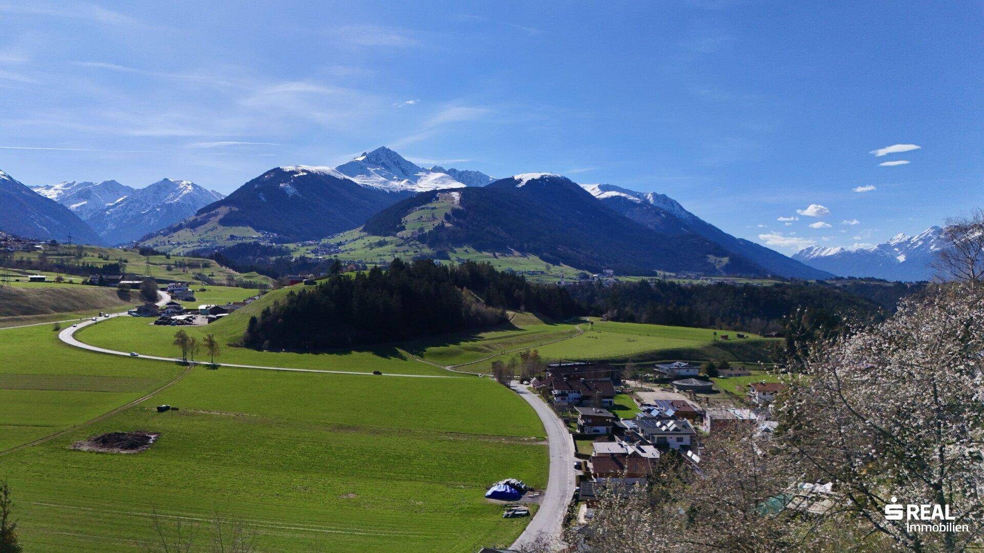 Baubescheid: Projektiertes Grundstück mit unverbaubarer Panoramaaussicht in Sonnenhanglage von Omes bei Axams - Ansicht 4
