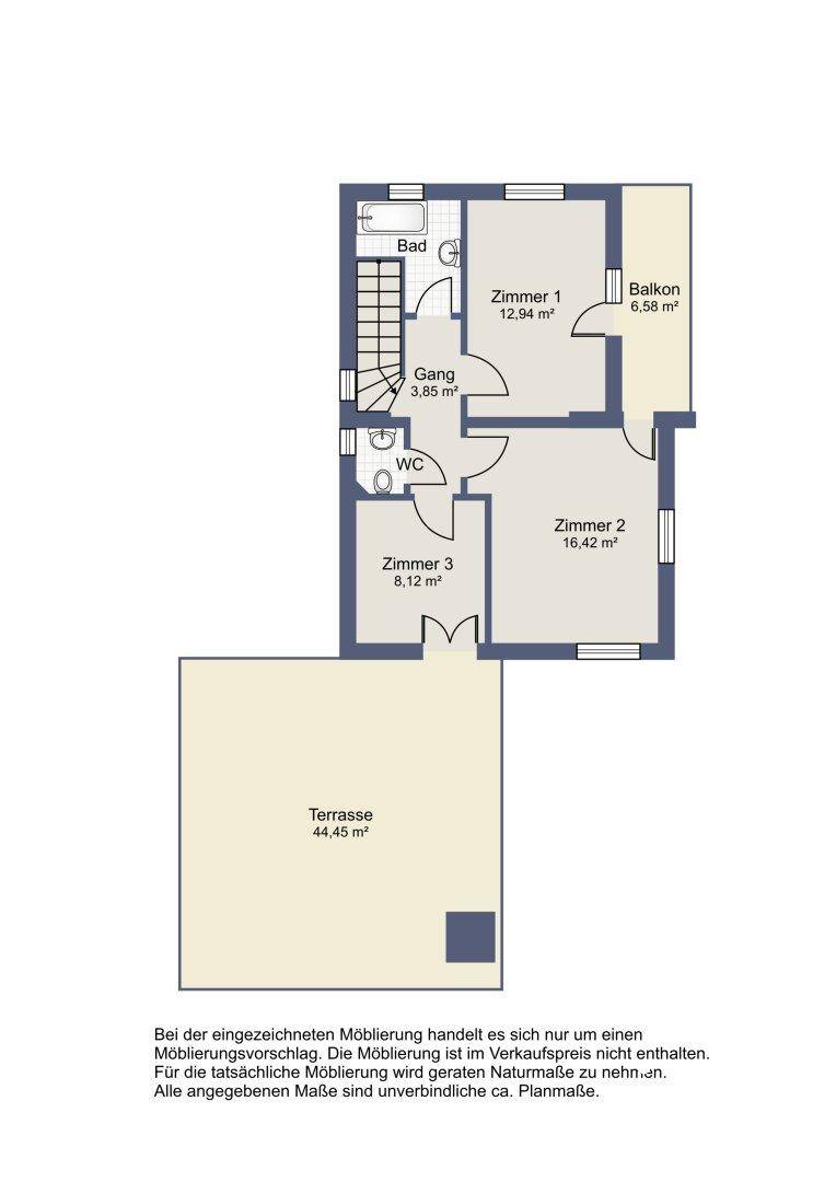 Grundriss des Obergeschosses mit drei Zimmern, Bad, WC, Balkon und großer Terrasse.