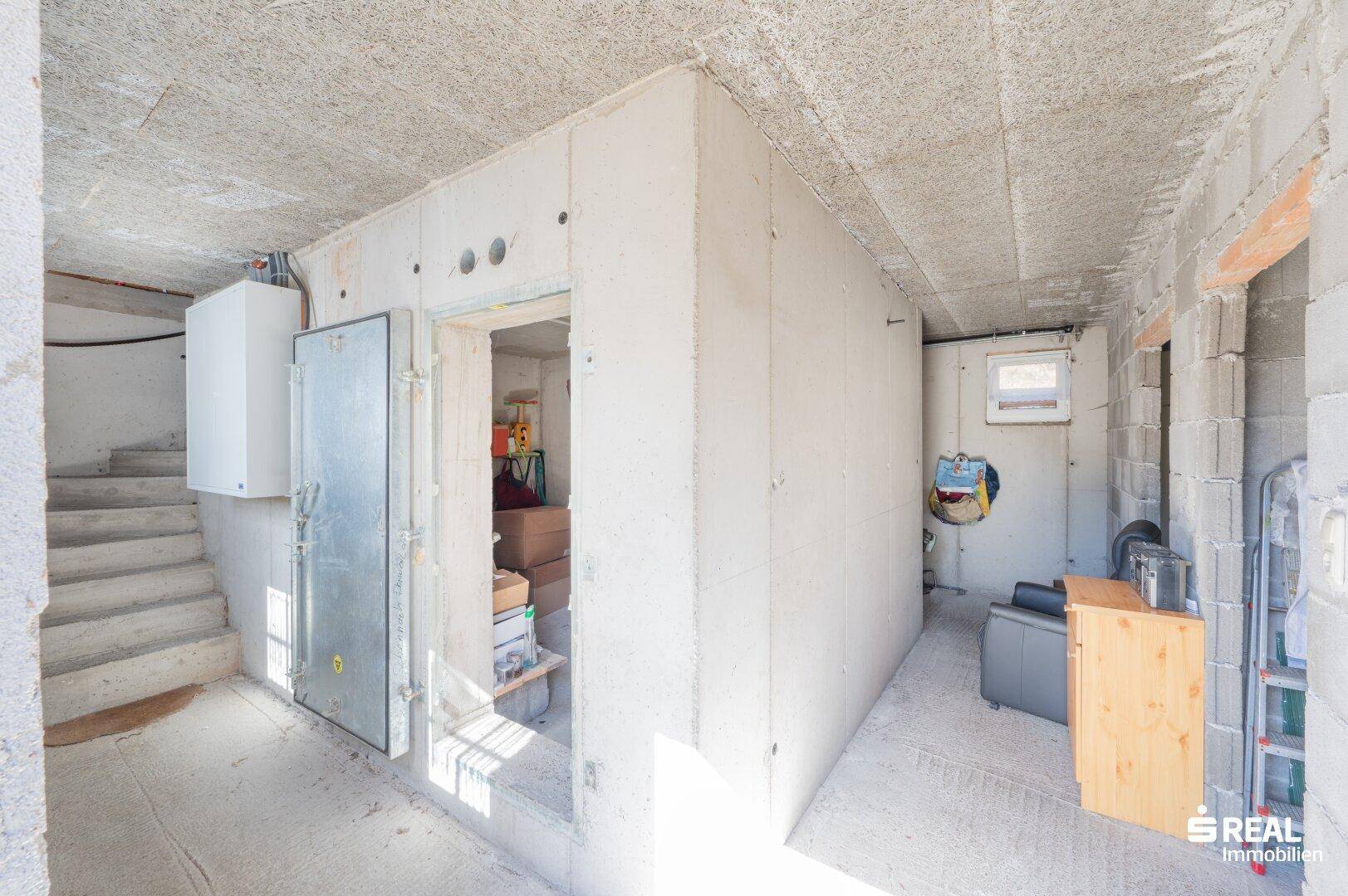 Unausgebauter Kellerraum mit Betonwänden und -decken, bietet viel Stauraum.