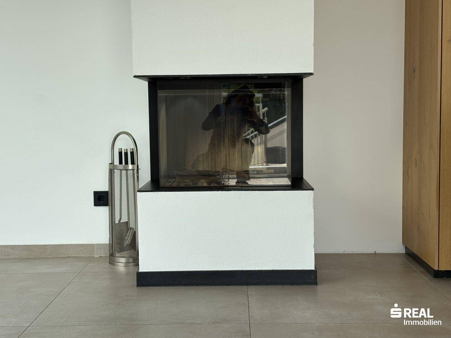 Moderner Kamin als zentrales Element im Wohnbereich für gemütliche Abende.