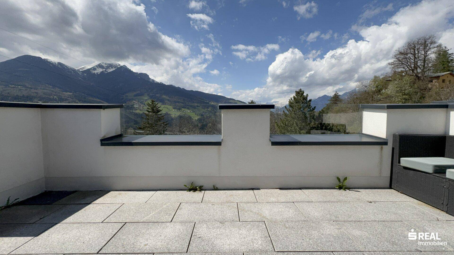 Geräumige Dachterrasse mit atemberaubendem Panoramablick auf die umliegende Bergwelt.