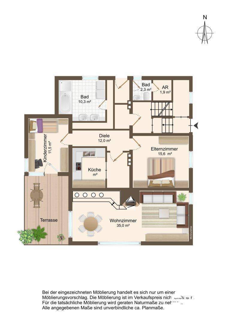 Grundriss des Erdgeschosses mit Wohnzimmer, Küche, Schlafzimmern und Terrasse.