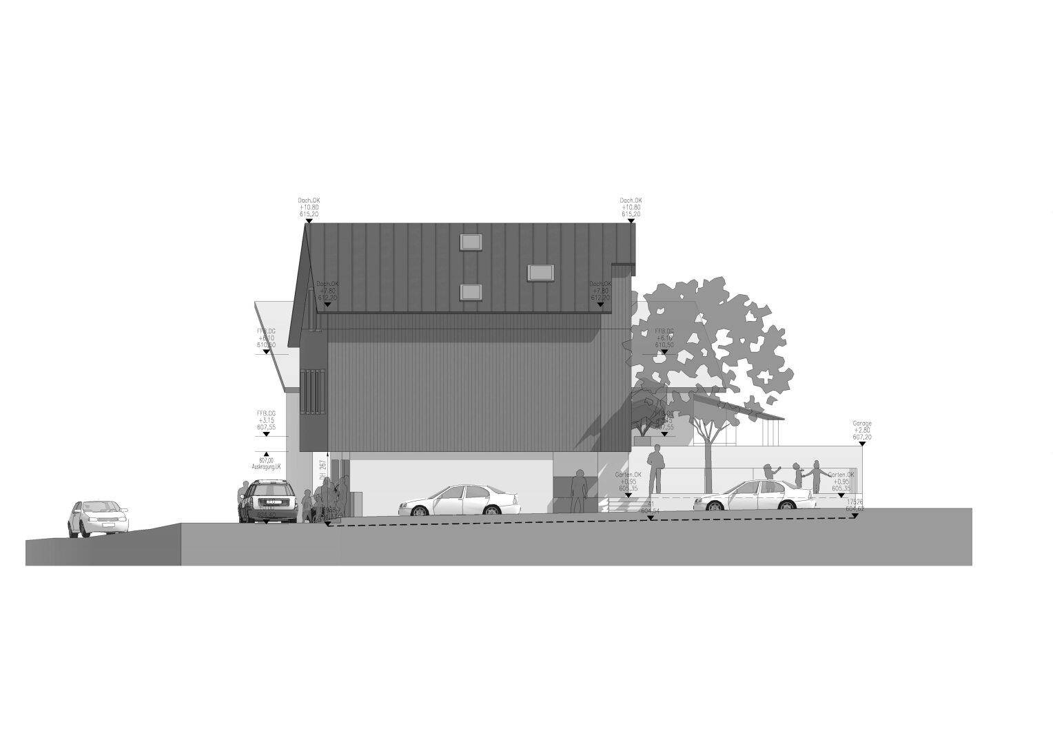 Architektonische Rückansicht des Gebäudes mit einem Baum und Parkplätzen im Vordergrund.