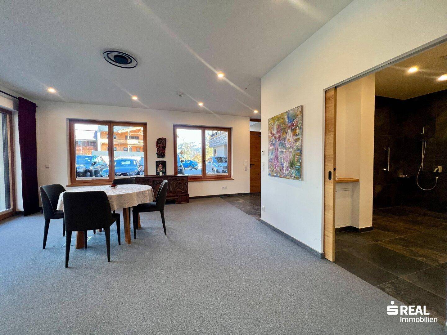 Barrierefreie und rollstuhlgerechte Gewerbeimmobilie mit Wohnwidmung, Garten, Terrasse &amp; 2 Stellplätzen in Oberndorf! – pohled 2