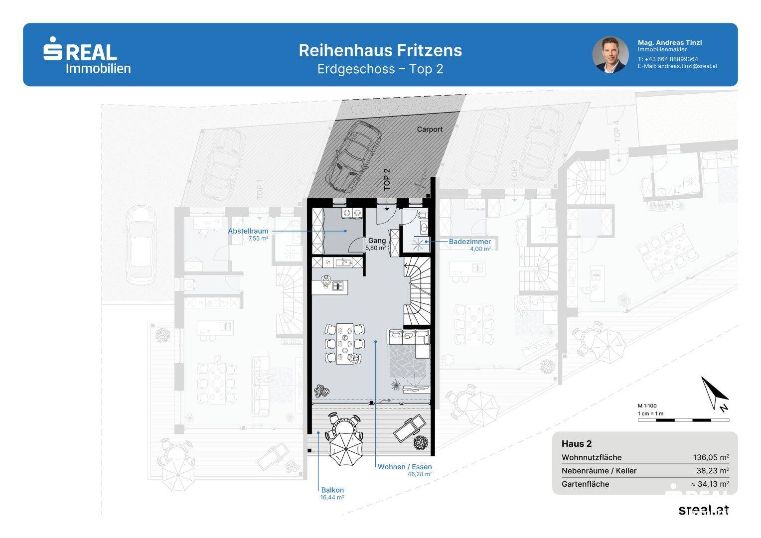 Grundriss des Erdgeschosses von Haus 2 mit Wohn-Essbereich, Balkon und Carport.