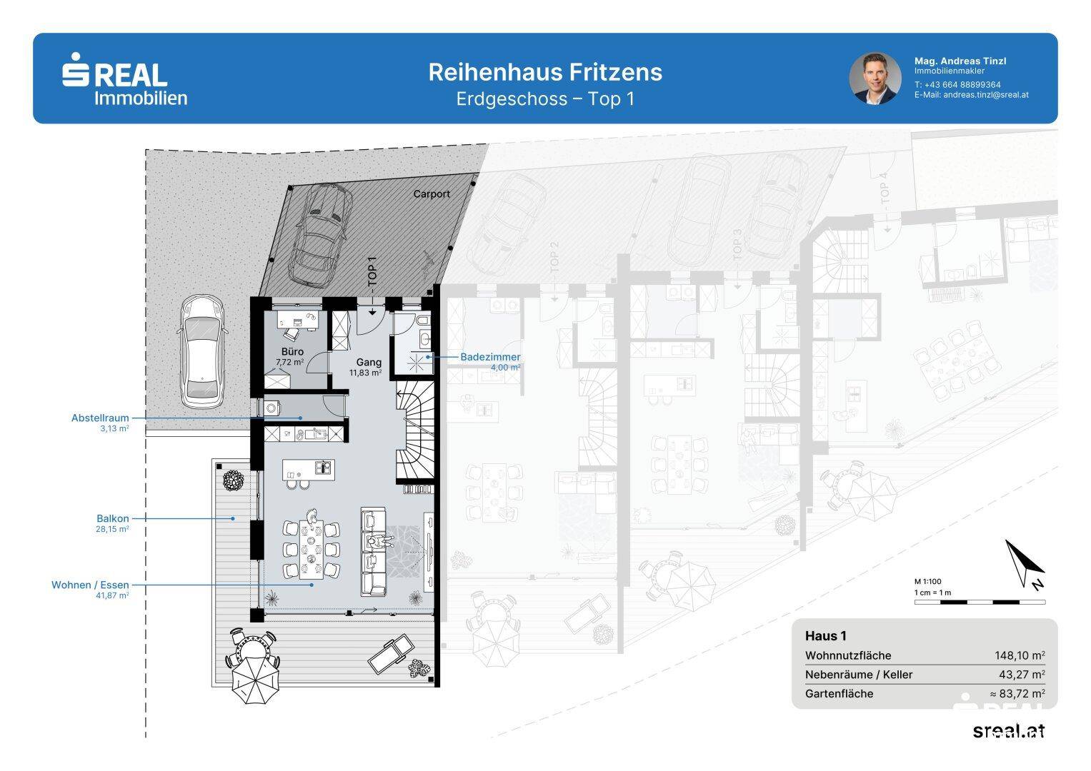 Grundriss des Erdgeschosses von Haus 1 mit Wohn-Essbereich, Balkon und Carport.