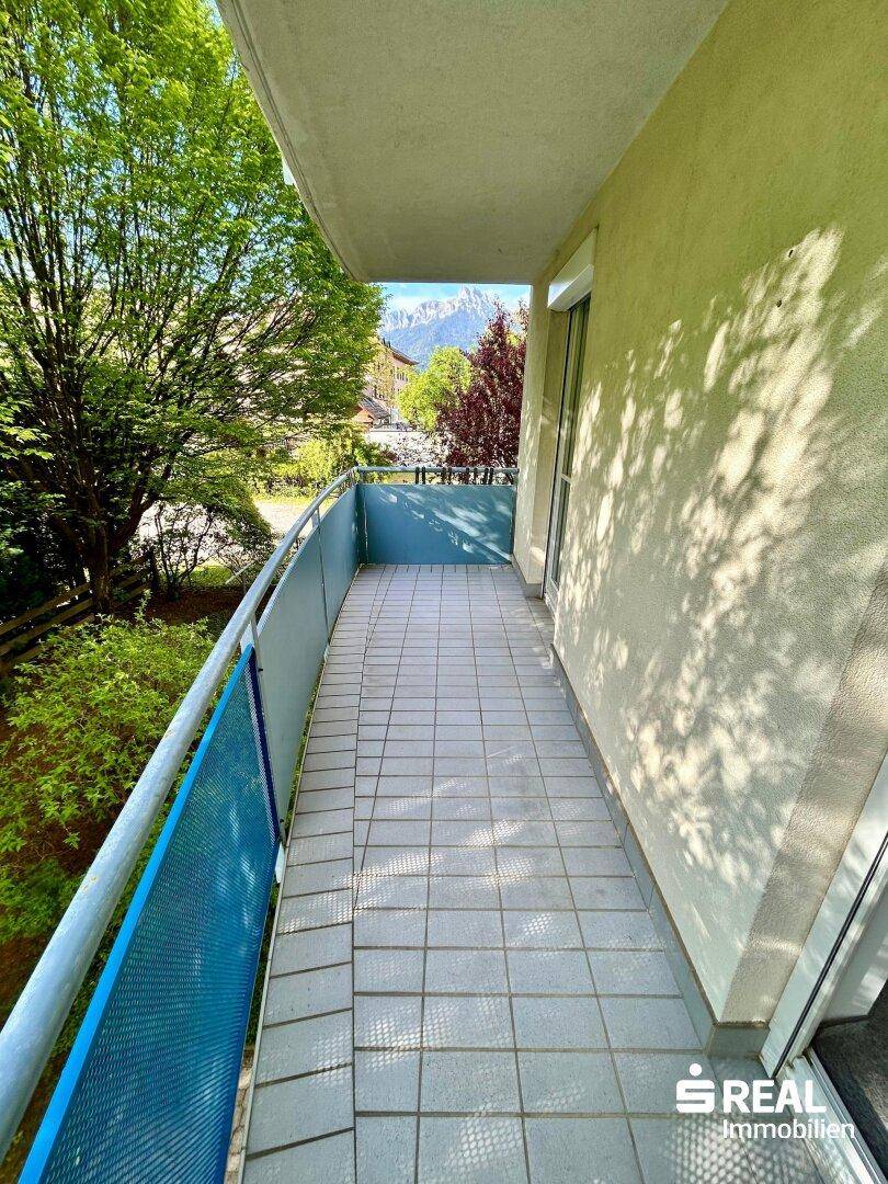 Schmaler Balkon mit Fliesenboden und schöner Aussicht auf die Berge.