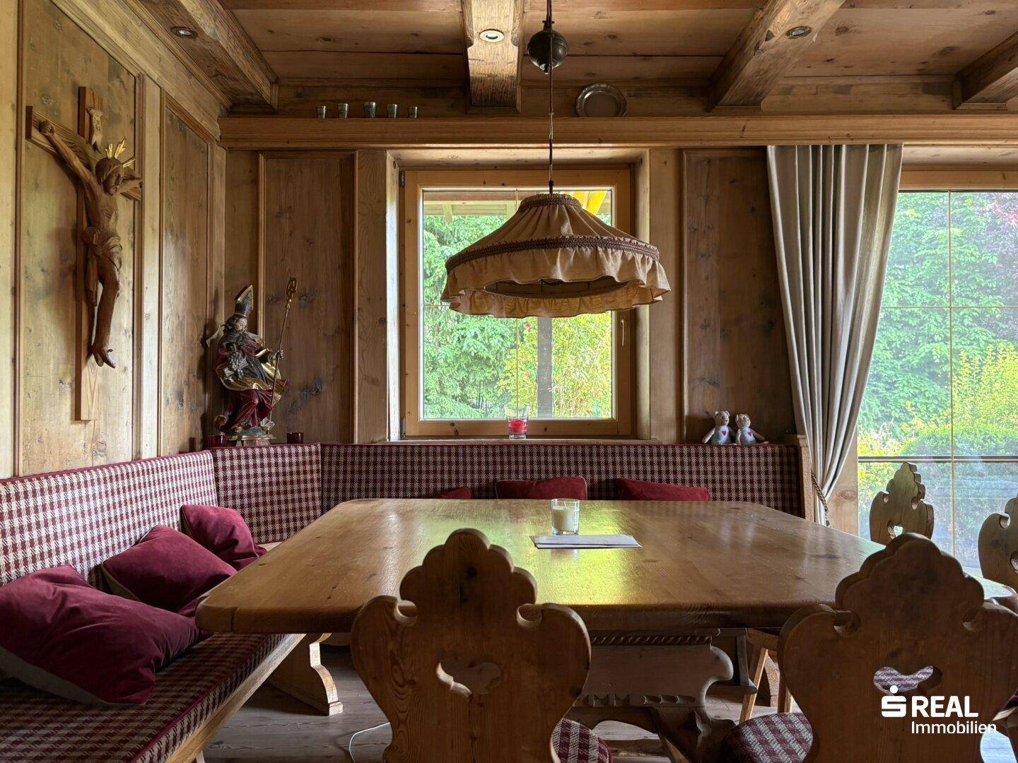 Traditioneller Essbereich im alpinen Stil mit Holztäfelung und rustikalen Möbeln.