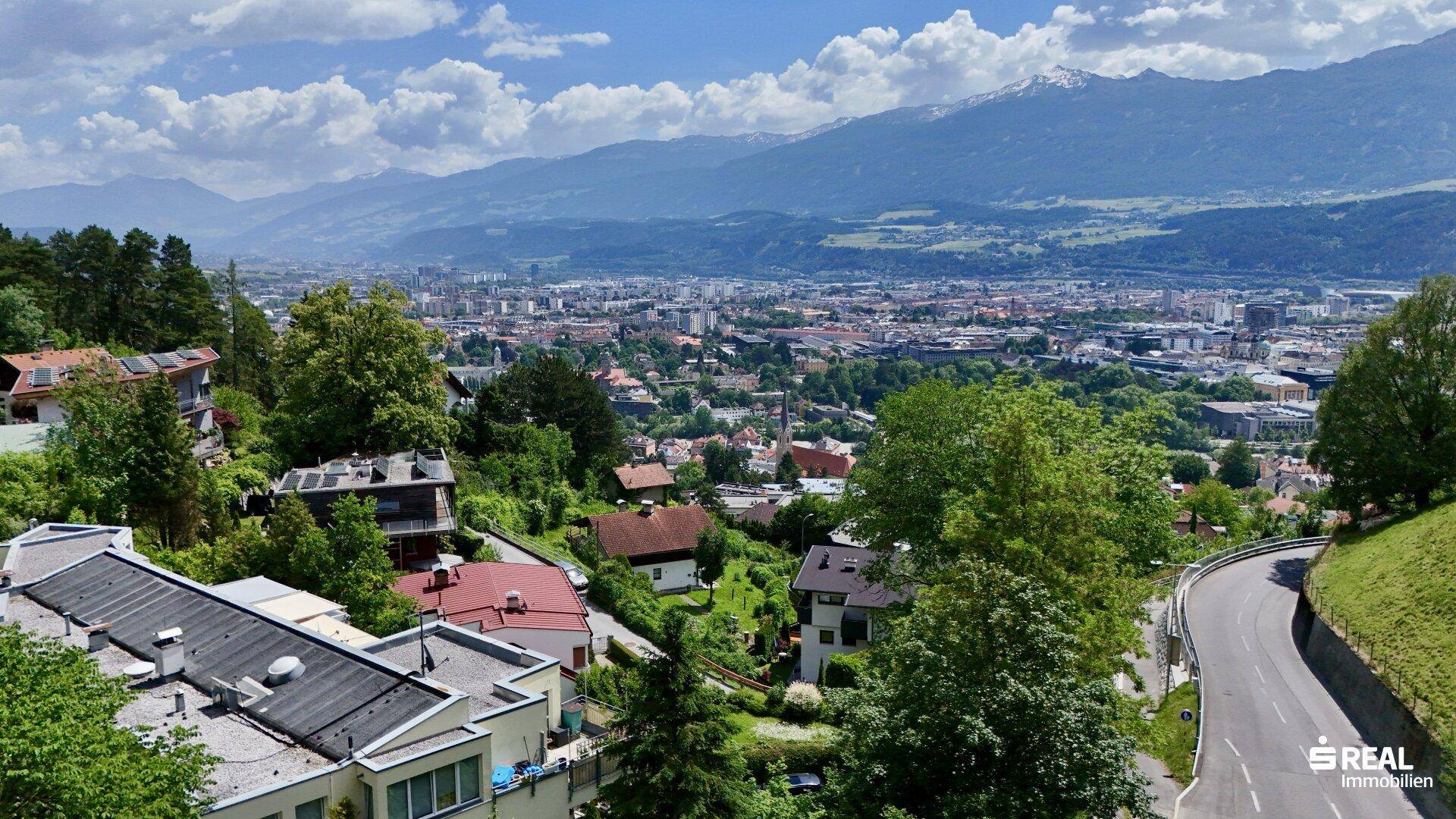 Panoramablick über die Stadt Innsbruck mit den majestätischen Bergen im Hintergrund.