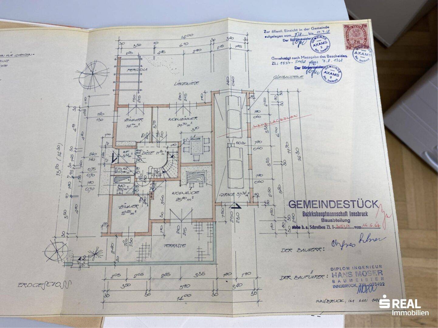 Historischer Grundrissplan des Erdgeschosses mit Terrasse und verschiedenen Räumen.