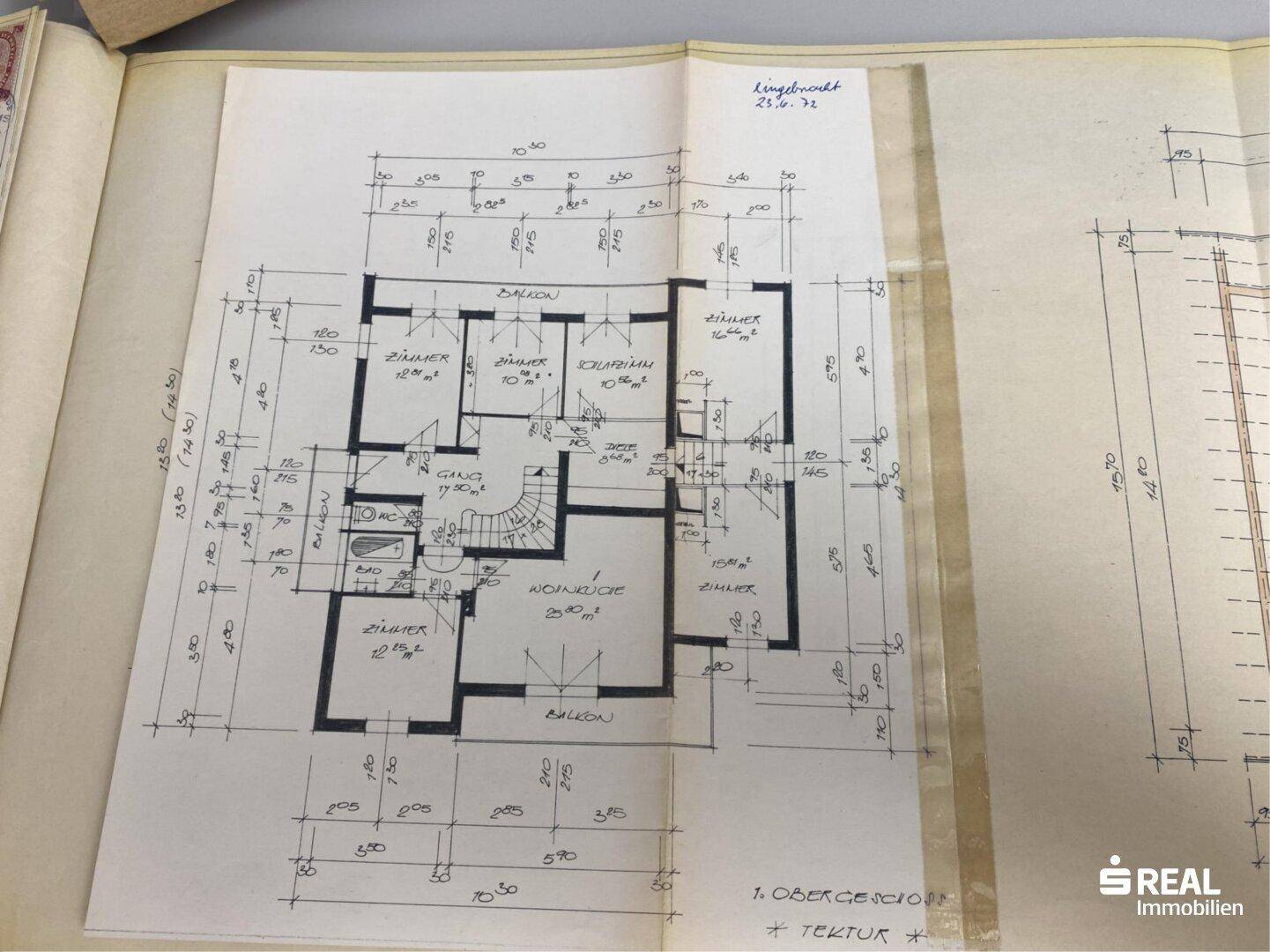 Historischer Grundrissplan des Obergeschosses mit Balkonen und mehreren Zimmern.