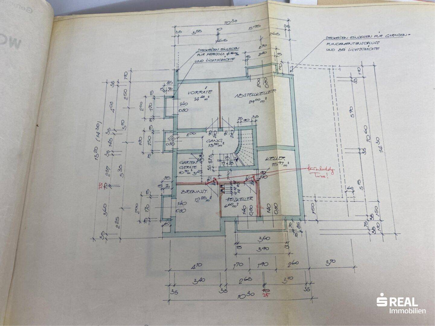 Detaillierter Grundrissplan mit Abmessungen und Raumaufteilung des Untergeschosses.