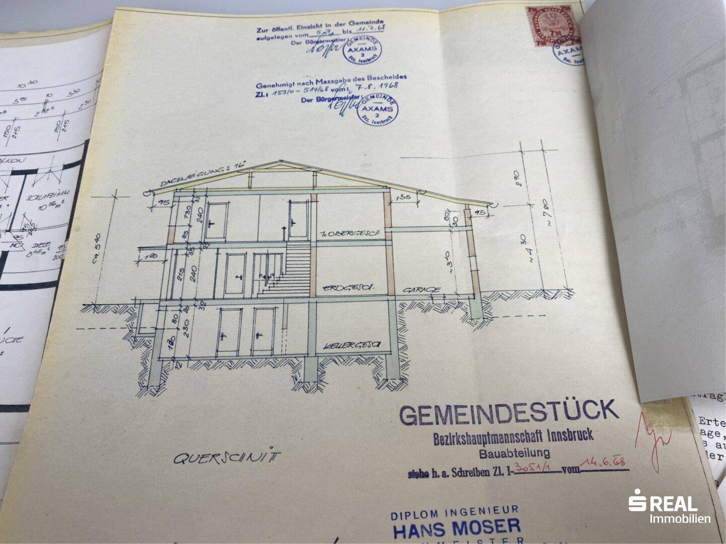 Architektonischer Querschnitt des Gebäudes mit Keller, Erdgeschoss und Obergeschoss.