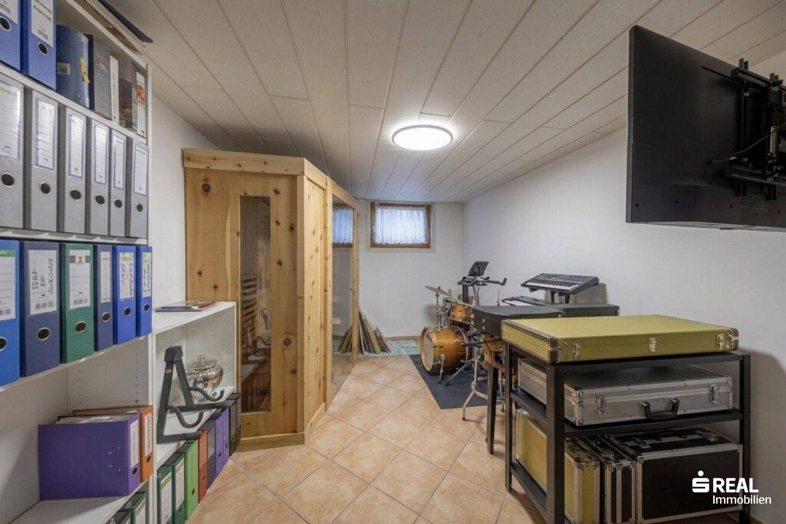Vielseitiger Kellerraum mit Stauraum, Musikinstrumenten und Fliesenboden.