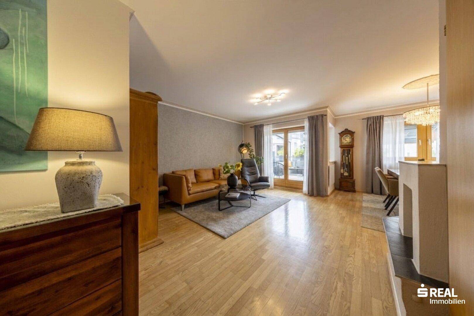 Heller Wohn- und Essbereich mit Parkettboden, stilvollen Möbeln und Zugang zur Terrasse.