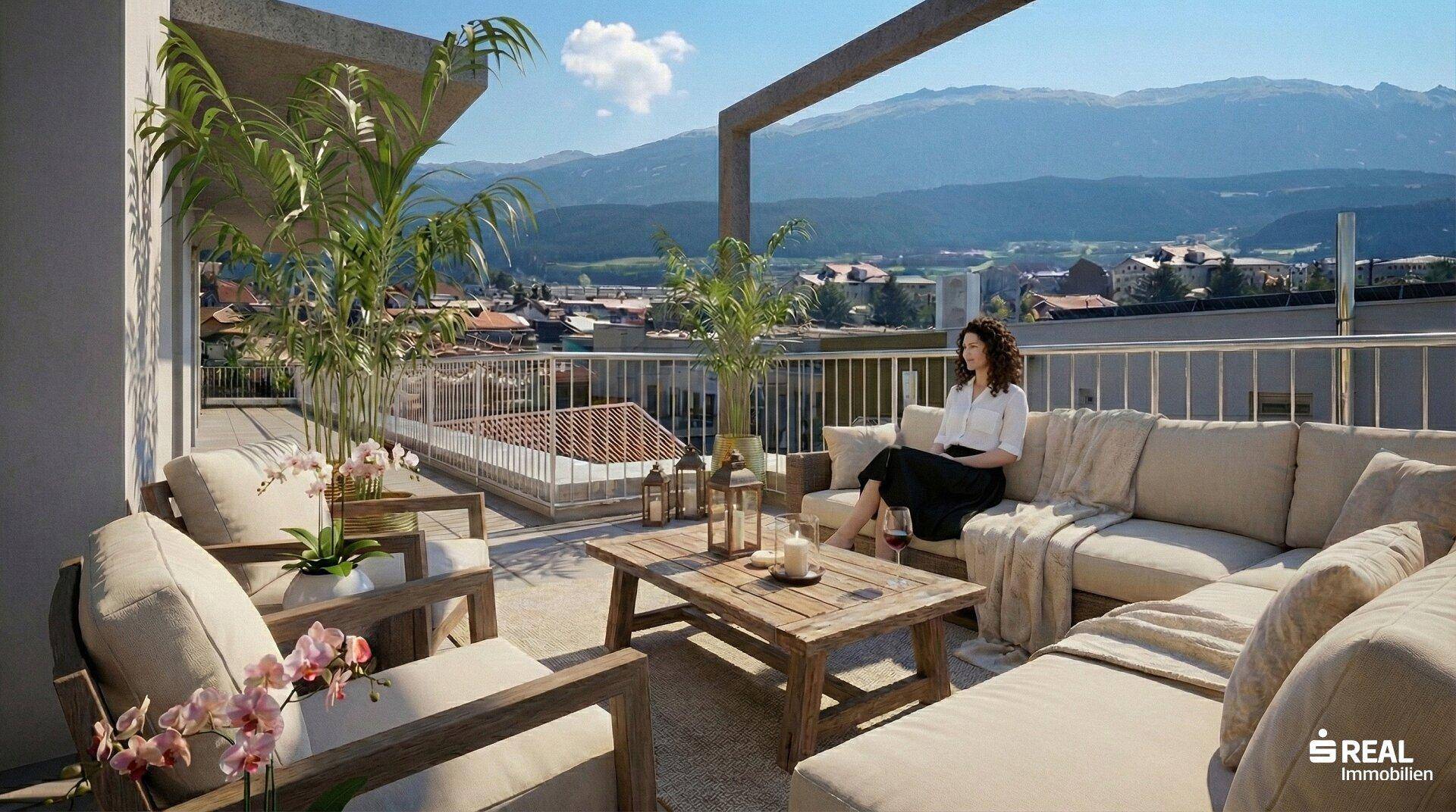 Geräumige Dachterrasse mit bequemen Loungemöbeln, Pflanzen und atemberaubendem Bergblick.