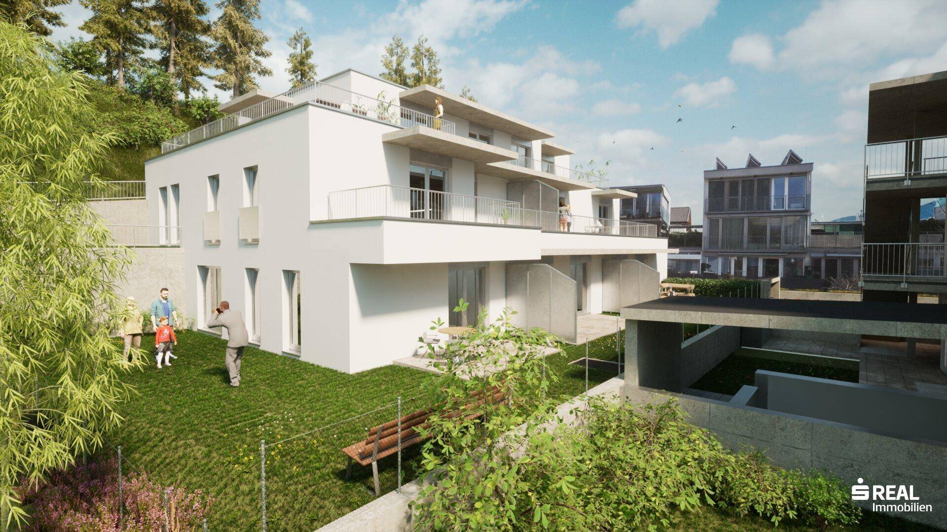 Modernes Mehrfamilienhaus mit weißer Fassade, Balkonen und gepflegter Grünfläche in Hanglage.