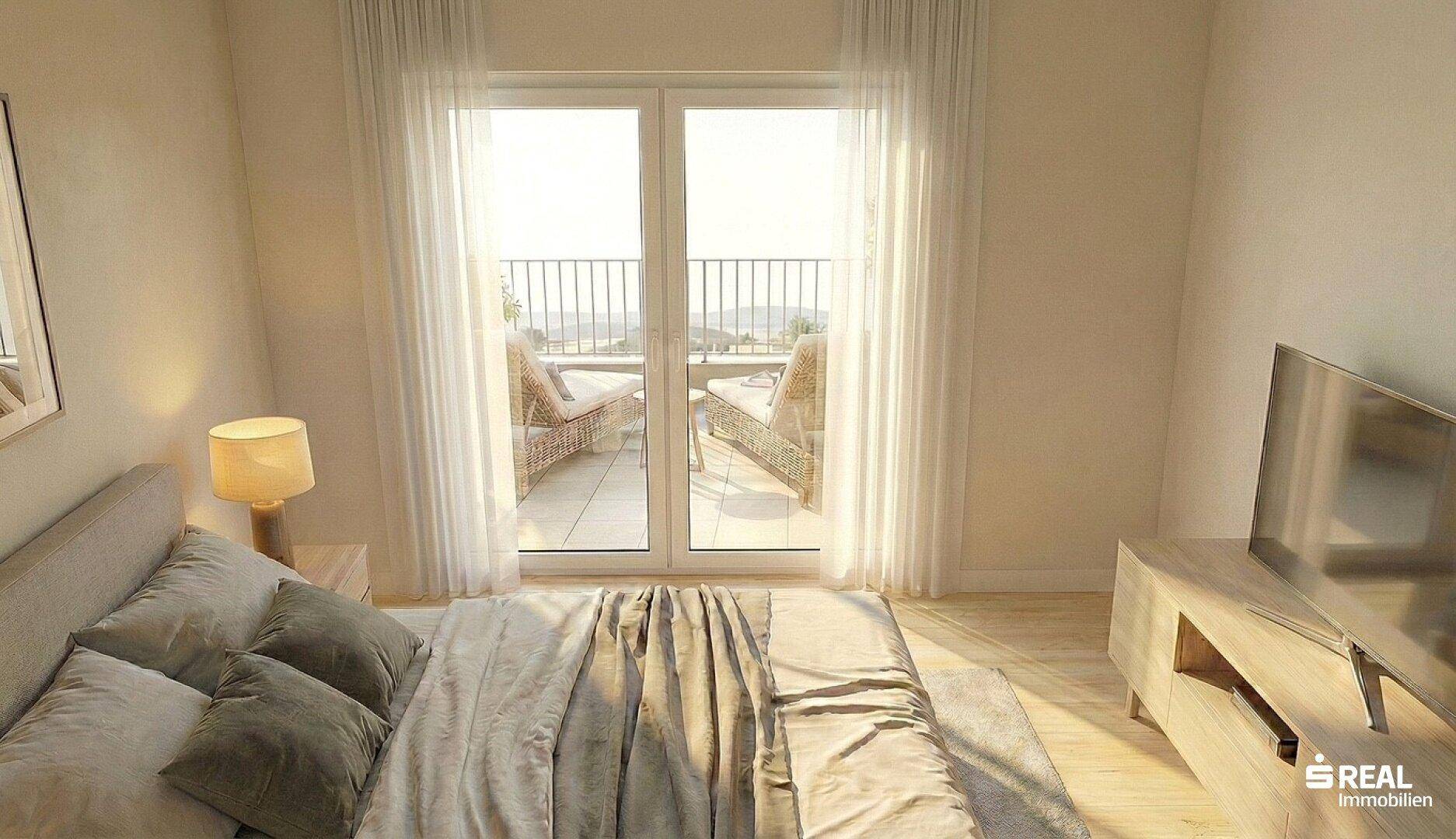 Helles Schlafzimmer mit Doppelbett, Fernseher und Zugang zu einem Balkon mit schöner Aussicht.