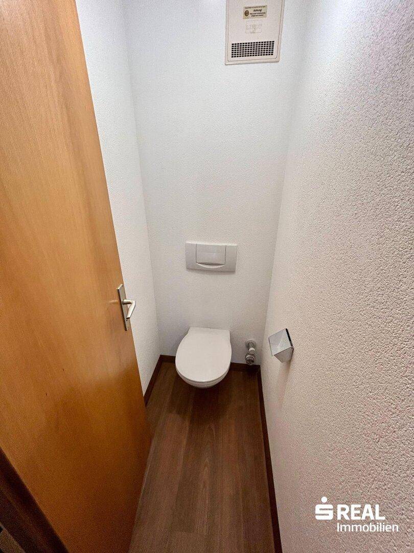 Separates WC mit wandhängender Toilette und schlichtem, funktionalem Design.