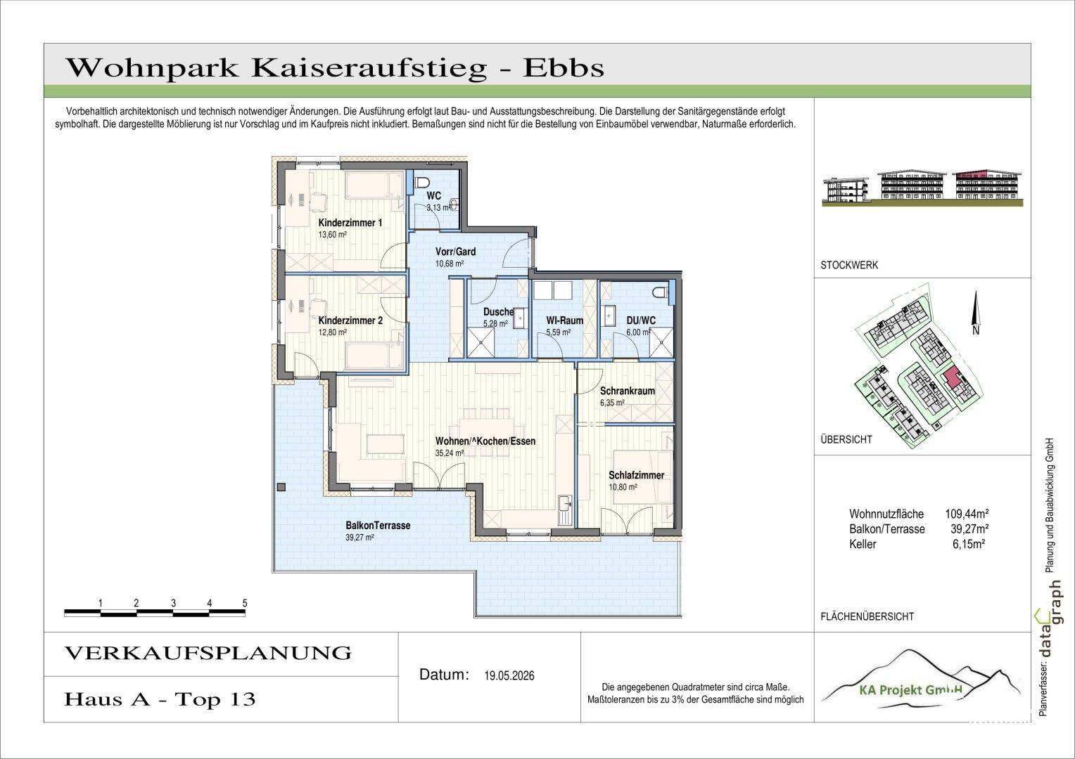 Detaillierter Grundriss einer Wohnung mit drei Schlafzimmern, Wohn-Koch-Essbereich und Balkonterrasse.