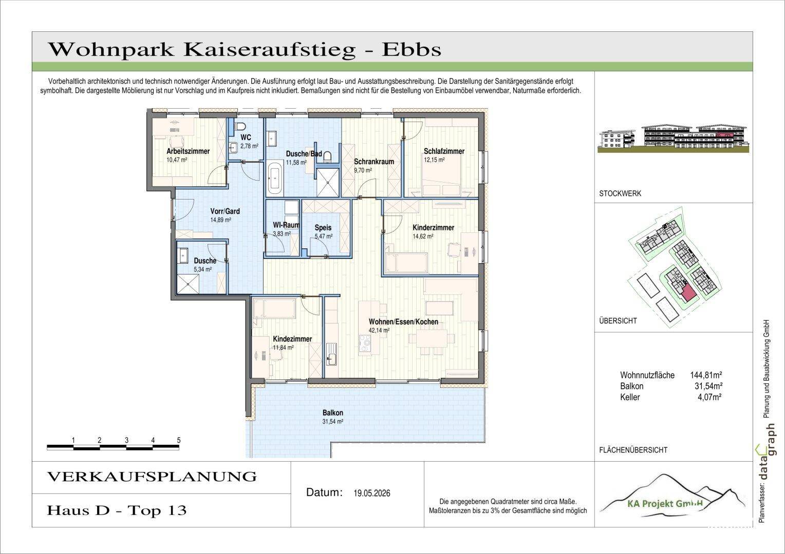 Detaillierter Grundriss mit mehreren Zimmern, Balkon und Wohn-Essbereich.