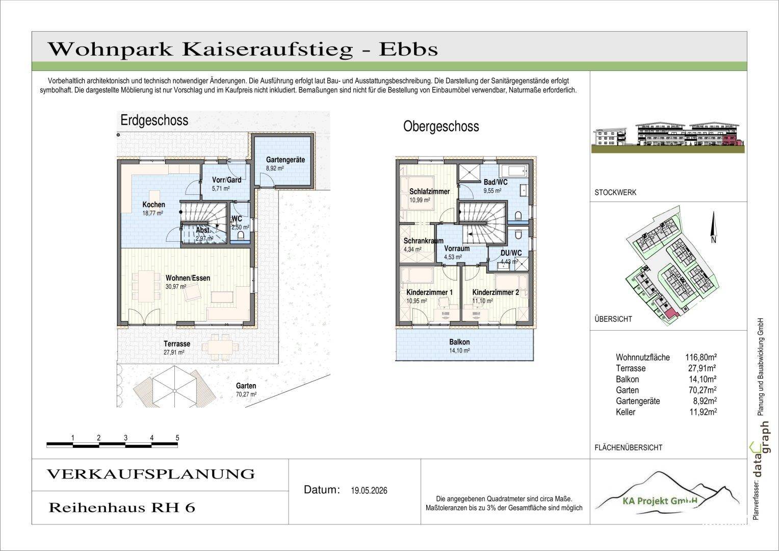 Detaillierter Grundriss für ein Reihenhaus mit Erd- und Obergeschoss.