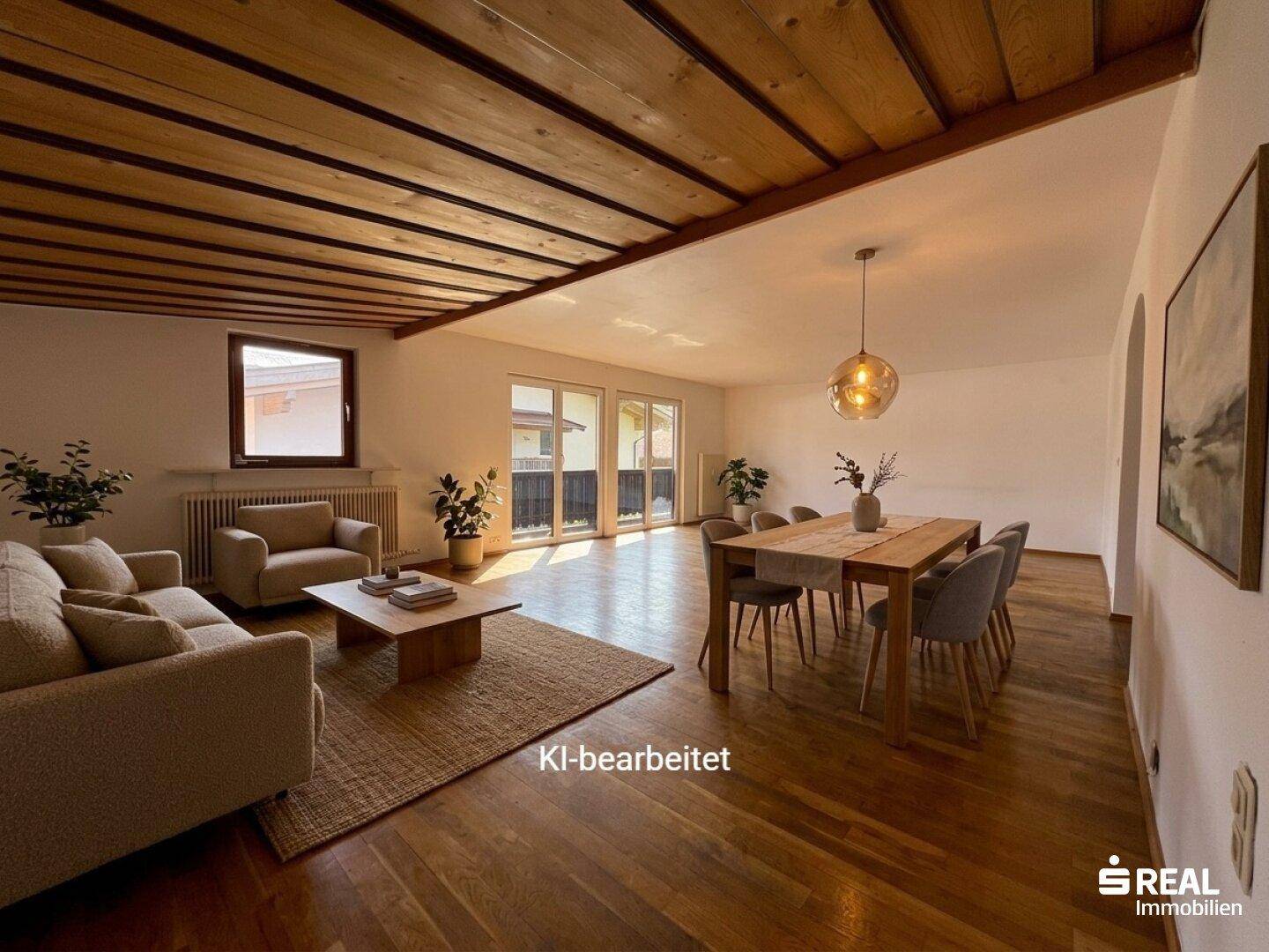 KI-bearbeiteter Wohn-Essbereich mit Holzbalkendecke, Parkettboden und moderner Einrichtung.