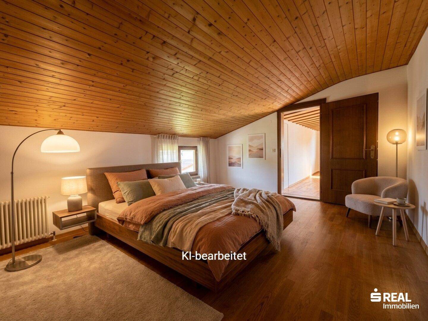 KI-bearbeitetes Schlafzimmer mit Holztäfelung an der Dachschräge und warmer Beleuchtung.